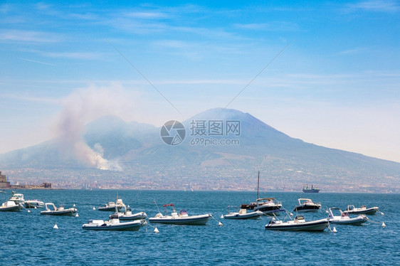 在美丽的夏日意大利在美丽的夏日背景中火山维苏威图片