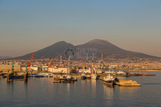 在美丽的夏日意大利在美丽的夏日背景中火山维苏威图片