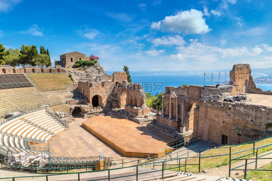 古希腊剧院的废墟在美丽夏日里图片
