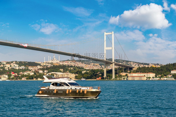 伊斯坦布尔岛金角湾的客轮和双磷桥在美丽的夏日火鸡图片