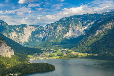 在一个美丽的夏季日子里对alps和湖中HalzkmergutSalzkmergutAsria的全景图片