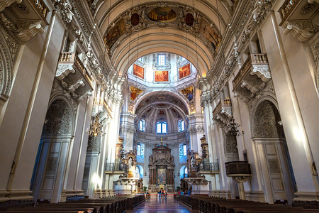 在奥地利萨尔茨堡的大教堂在美丽的夏日图片