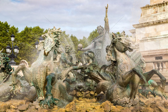 位于波尔多的喷泉古迹在一个美丽的夏季日子里弗朗特的波尔多图片