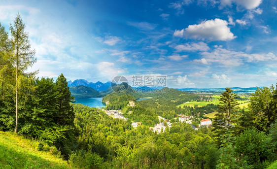 霍亨施万高城堡和大惊小怪巴伐利亚德国在一个美丽的夏天日子里图片