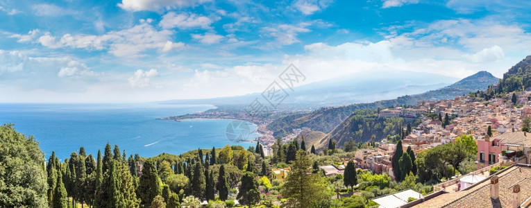 在美丽的夏日里在西意大利空气中泛光的可以看到陶尔米纳在美丽的夏日里图片