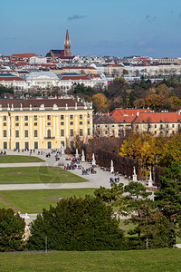 风景城市色有一半建筑物在venaustri和其他历史房屋的顶在秋天蓝背景下城市色与vena的schobru宫历史建筑的景象图片