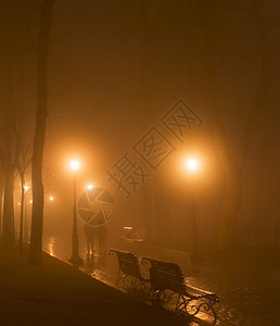 晚上在雾中公园小巷走过一对夫妇Kyivukrane图片