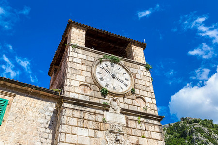 中世纪钟塔在科托尔的中世纪钟塔在美丽的夏日蒙太格图片