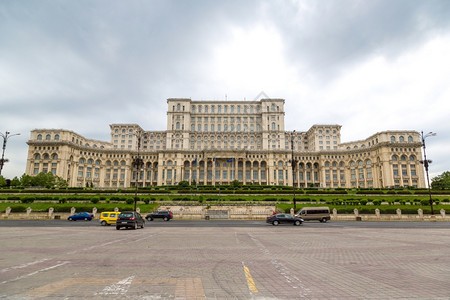 在布加勒斯特建造罗马议会在美丽的夏日布加利亚图片