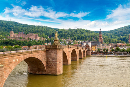海德堡的老桥在美丽夏日德国图片