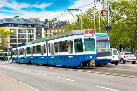 苏黎世市电车在美丽的夏日瑞士图片