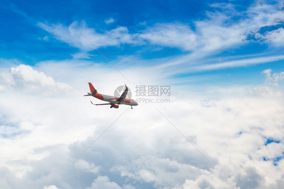 飞机在天空中自由的飞行图片
