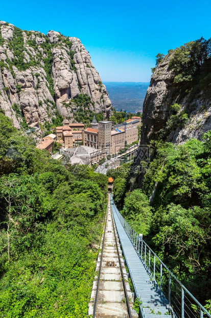 蒙特塞拉滑轮铁路在一个美丽的夏日中加泰罗尼亚西班牙图片