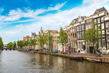 在美丽的夏日中南教堂的苏比德克和运河在阿姆斯特丹图片