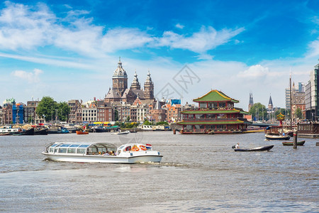 在一个美丽的夏日阿姆斯特丹的运河和圣尼科拉斯教堂内河图片