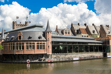 古城的运河在美丽夏日里以绅士身份在古城的运河里图片