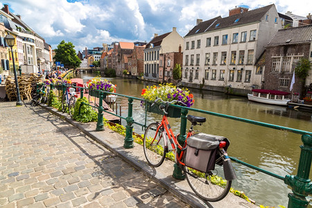 在美丽的夏日由运河停靠的自行车在金色的运河旁在一个美丽的夏日图片