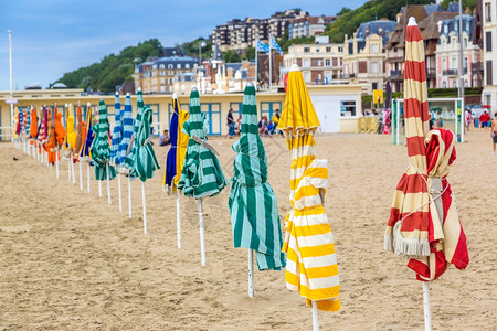 特罗维尔的海滩雨伞在美丽的夏日法兰西图片