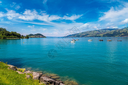 在一个美丽的夏日里在瑞士的苏纳兰湖图片