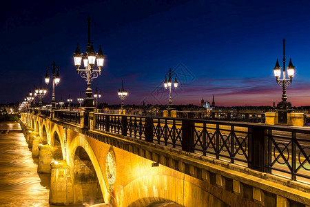 在波尔多的古老石桥美丽的夏夜弗朗斯图片