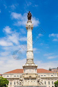 在美丽的夏日中在利斯本Lisbon的罗索广场和多姆佩德罗DomPedrIV雕像中图片