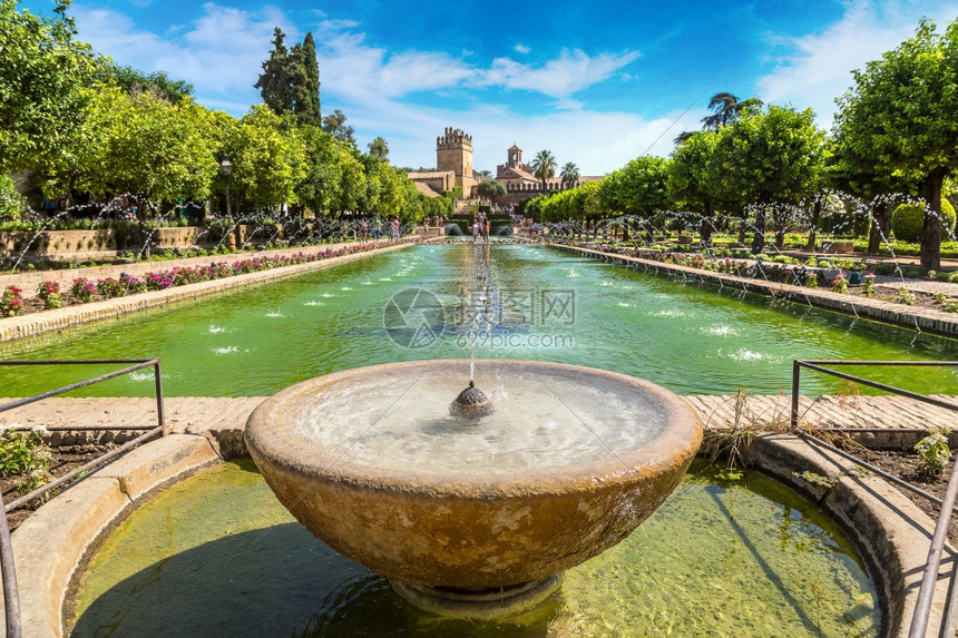 位于科尔多瓦的著名阿尔卡扎德洛斯花园的喷泉里在美丽的夏日西班牙图片
