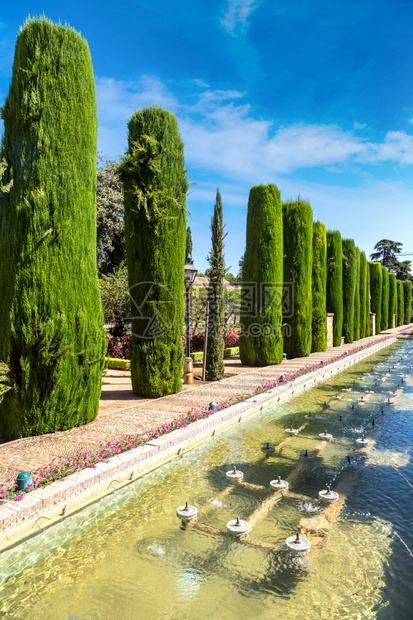 位于科尔多瓦的alczrdelosrycitano的喷泉和花园图片