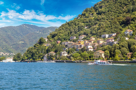 在一个美丽的夏日中在意大利的湖中可口图片