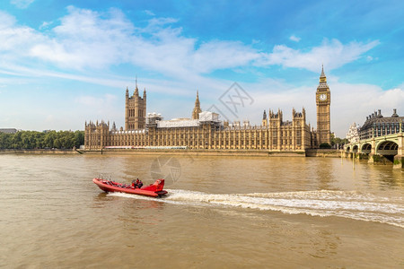 大蜂议会厦以及伦敦的威斯敏特桥在一个美丽的夏日图片