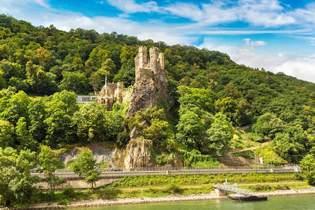 在莱茵山谷的浪漫城堡是一个酿酒区在美丽的夏日德国图片