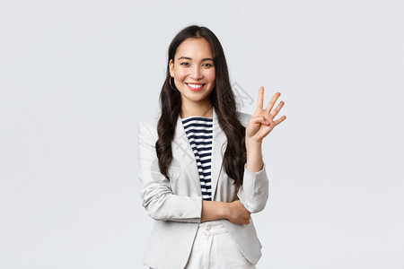 商业金融与就成功女创者概念成功女商业妇成功房地产经纪人手指展示四号微笑商业图片