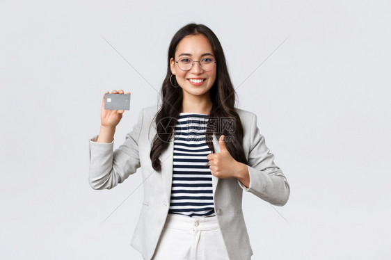 职业女银行办事员公室经理推荐信用卡银行服务展示大拇指商业金融和就创货币概念专业女银行办事员图片