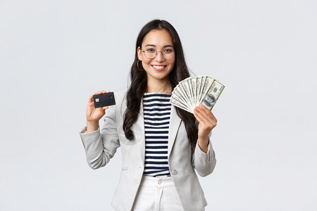 商业金融与就企家金钱概念成功的亚洲女商人展示如何增加收入持有信用卡和金钱微笑的相机图片