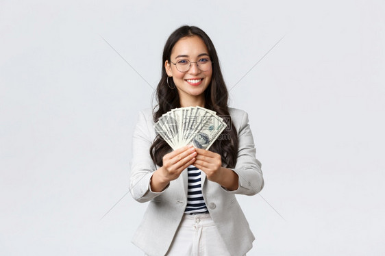 商业金融与就创货币概念向您提供现金以稳定的大收入表示良好工作微笑邀请在她公司工作图片