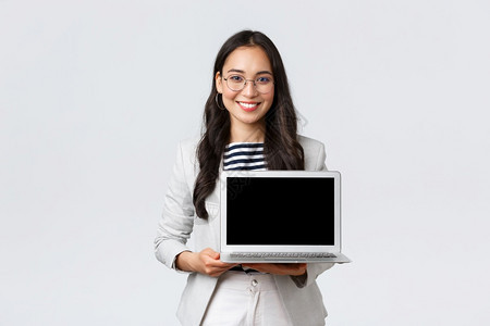 商业金融与就成功女创者概念有才能的房地产经纪人在笔记本电脑屏幕上向客户展示位置在办公室与同事会面图片