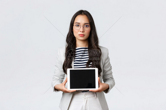 企业金融与就成功女企家概念认真看的办公室经理在数字平板显示上介绍其产品的女雇员商业以数字平板显示上介绍其产品的女雇员以数字平板显图片