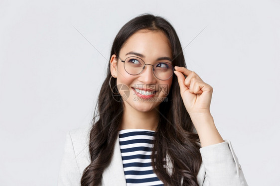 商业金融与就成功女创者概念梦想和深思巧妙的亚洲女戴眼镜的办公室工作人员微笑和向左看的办公室工作人员梦想和深思聪明的亚洲女微笑和向图片