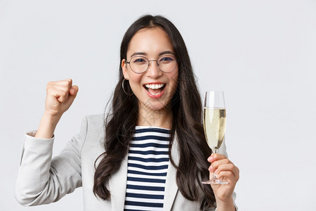 商业金融与就成功女创者概念快乐的亚洲女商人庆祝有办公室聚会喝香槟欢呼胜利图片