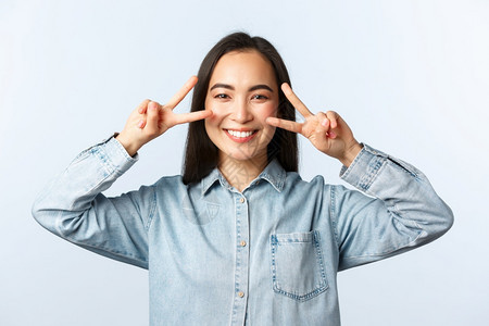 捕捉一位女生的不同姿势表情图片