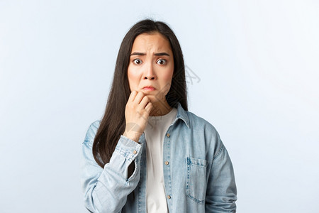 捕捉一位女生的不同姿势表情图片