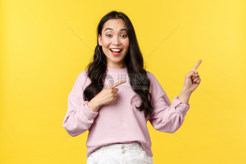 人们的情绪生活方式和时尚概念微笑的女学生在商店展示暑假特别宣传或折扣指对手微笑黄色背景人们的情绪生活方式和时装概念微笑的女学生在图片