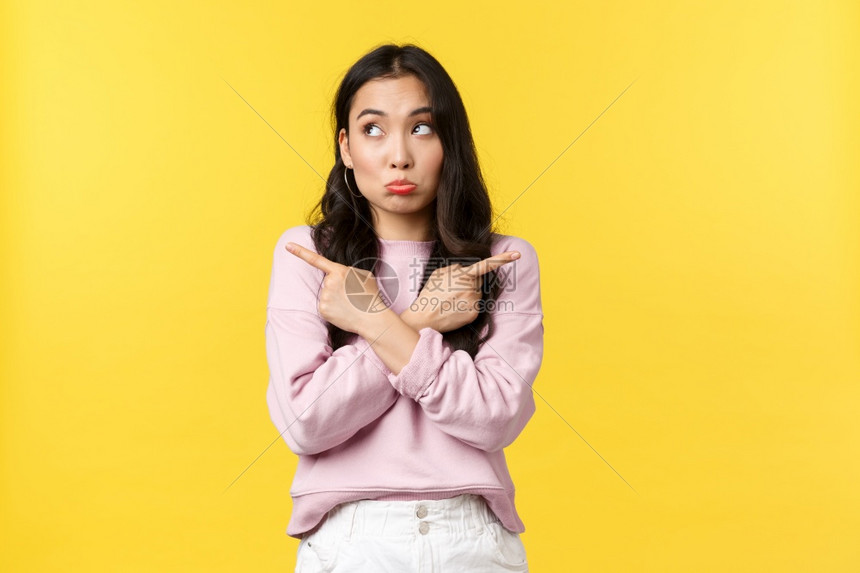 人们的情感生活方式和时尚概念犹豫不决迷惑解傻的可爱女有选择权向左