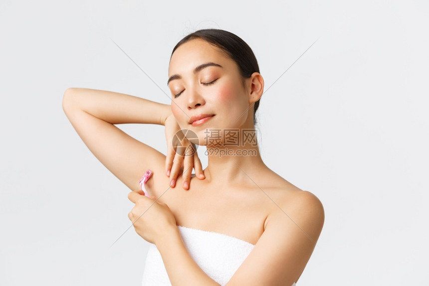 美丽个人照顾和消瘦概念温柔的年轻女用浴巾拉起手剃刀和微笑刮胡子用剃刀和微笑刮手毛在洗澡时每天照料身体站在白色背景上立温柔的年轻女 高清图片下载 正版图片 摄图网 美丽个人照顾和消瘦概念温柔的年轻女用浴巾拉起手剃刀和微笑刮胡子用剃刀和微笑刮手毛在洗澡时每天照料身体站在白色背景上立温柔的年轻女 高清图片下载 正版图片 摄图网