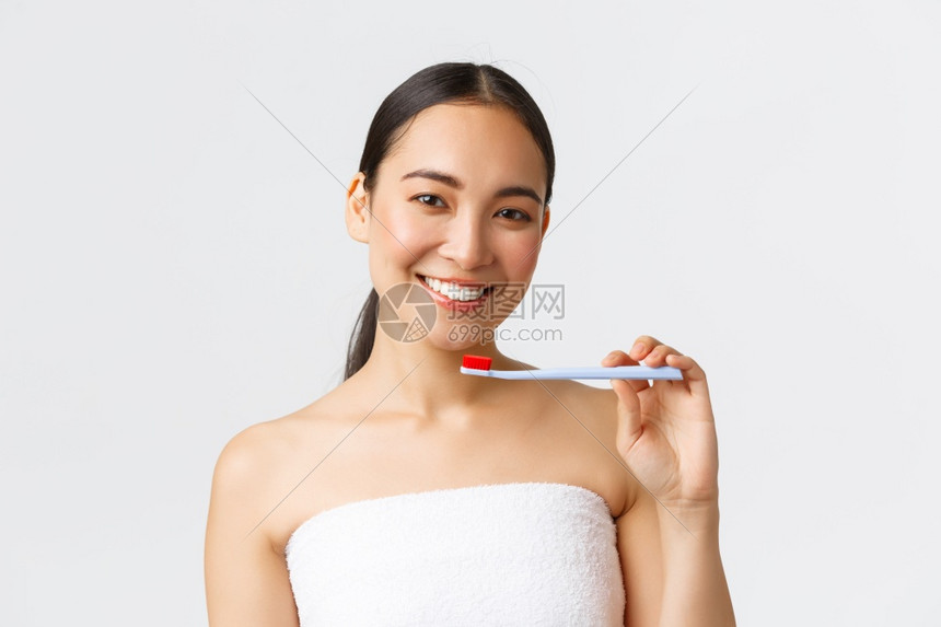 美貌个人护理和卫生概念美丽的年轻女在浴巾上微笑着白牙的用新膏推荐产品白色背景来展示牙刷美貌个人护理和卫生概念 美丽的年轻女在浴巾上高清图片下载 正版图片 摄图网 美貌个人护理和卫生概念美丽的年轻女在浴巾上微笑着白牙的用新膏推荐产品白色背景来展示牙刷美貌个人护理和卫生概念 美丽的年轻女在浴巾上高清图片下载 正版图片 摄图网