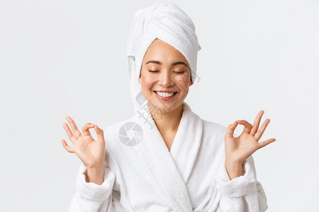 女个人护理美容洗澡和淋浴概念关闭被宽放的有吸引力亚洲女参加温泉美容院穿浴巾和袍冥想感觉尼尔瓦纳微笑个人护理妇女美容感觉尼尔瓦娜微图片