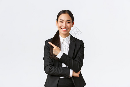 快乐的职业女经理快乐的女职业经理身着服装的女商人露出广告在产品或项目横幅上微笑和指左手站在白色背景上着的手在白色背景上站在产品或图片