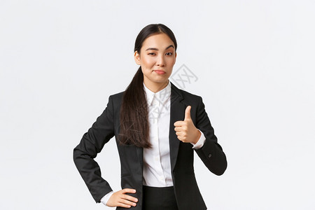 女企业家愉快黑西装女老板满意你的工作展示拇指高举和点头赞美你的工作伟大的工作做得好站立白背景愉快的女企业家展示拇指高头点站立白背背景图片