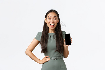 小业主女企家概念兴奋的年轻女商人做广告展示智能手机屏幕应用程序展示出令人惊讶的微笑白色背景小业主女企家概念兴奋的亚洲女商人做广告图片