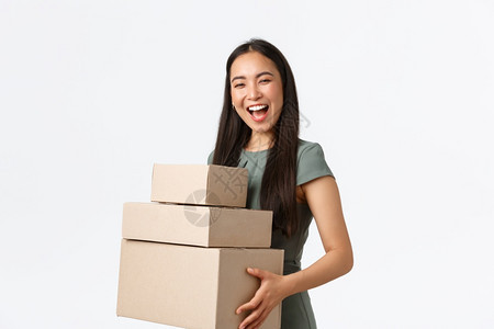 小型业主从家庭概念出发的开办和工作微笑成功的女商人向客户运送货物的商店经理包装箱运送物品给客户白背景小业主运送物品的商店经理包装图片