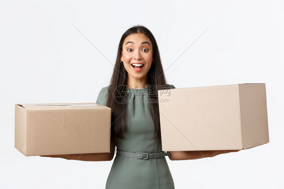 小型商业主创与工作自家概念欢笑的像女从交货保管箱子和微笑的惊讶中收集订单从她的商店向客户运送物品欢笑的像女从交货保管箱子和微笑的图片